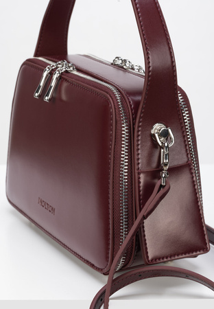Bordowa torebka z błyszczącej skóry