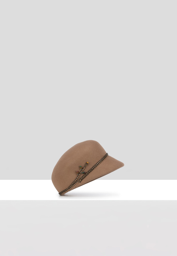 Jasno-brązowy wełniany kapelusz zdobiony koralikami