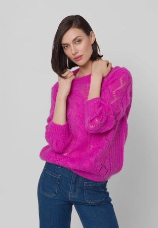 Amarantowy sweter z ażurowym splotem