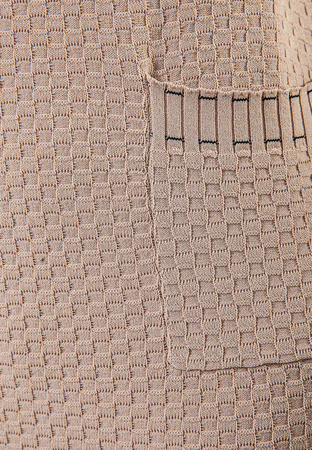 Beżowa sukienka z fakturą plecionki
