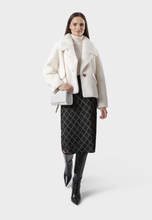 Krótkie wełniane futerko w kolorze ecru