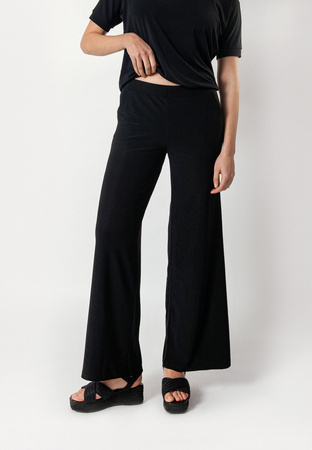 Czarne lejące spodnie z prostą nogawką