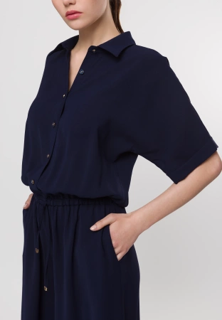 Granatowy kombinezon zapinany do pasa z szerokimi nogawkami