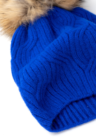 Niebieska wełniana czapka z pomponem z naturalnego futra