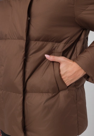 Brązowa pikowana kurtka z kapturem