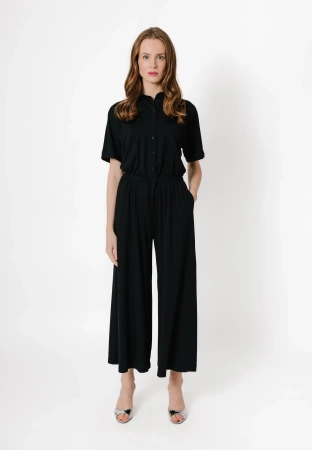 Kombinezon zapinany do pasa z szerokimi nogawkami