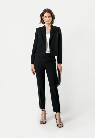 Czarny krótki dopasowany żakiet