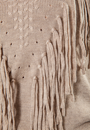 Beżowy sweter z frędzlami i ażurowymi rękawami