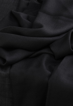 Cienki wełniany szal w kolorze czarnym