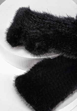 Czarne futrzane rękawiczki bez palców