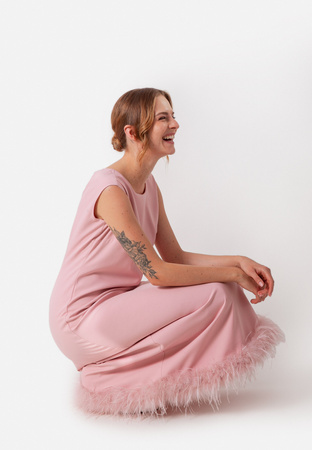 Różowa sukienka z piórami