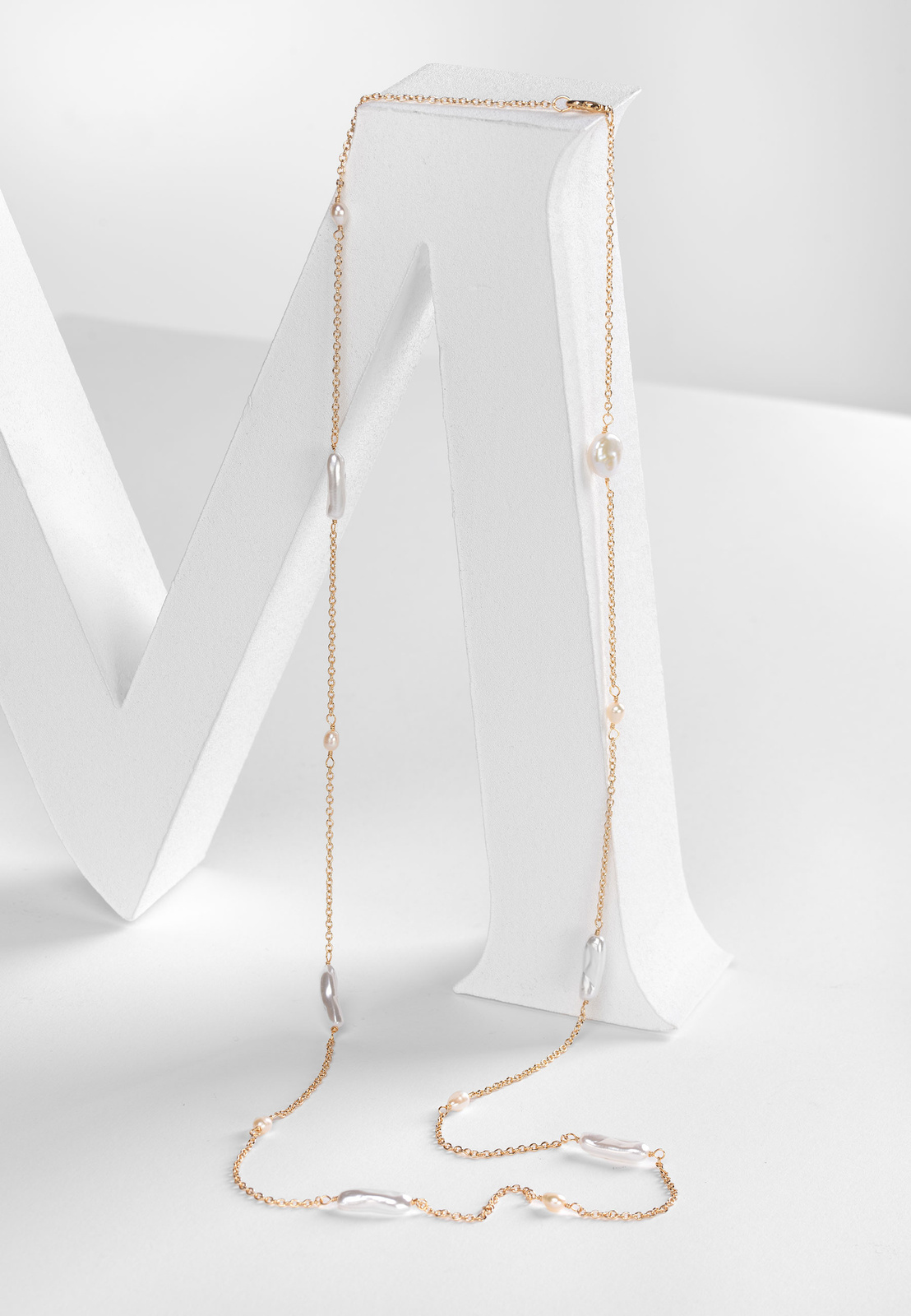 Długi naszyjnik z perłowymi kamykami