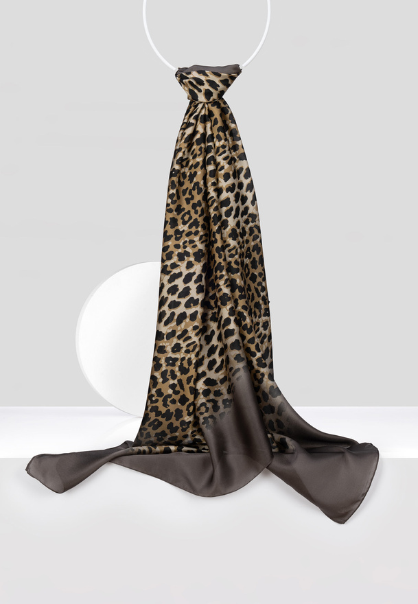 Brązowy szal w panterkowy wzór