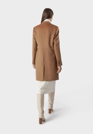 Płaszcz dyplomatka w camelowym kolorze