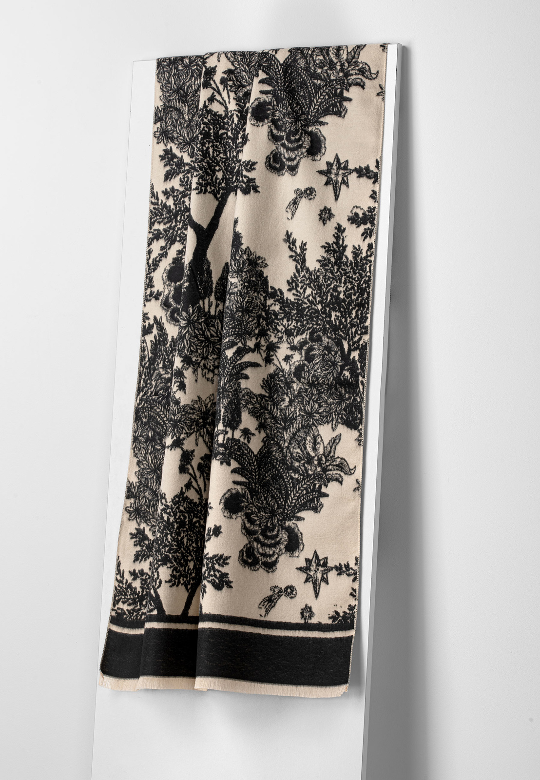 Beżowo-czarny szal w kwiaty