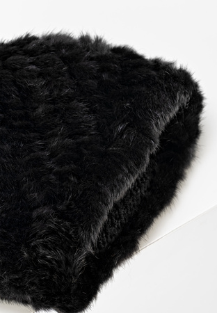 Czarna futrzana czapka