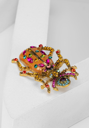 Broszka skarabeusz z kolorowymi cyrkoniami