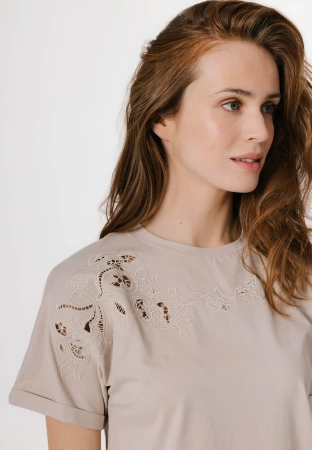 Beżowa bluzka z haftowanym wzorem