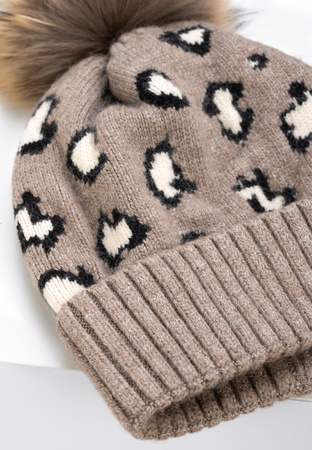 Beżowa czapka w panterkę z futrzanym pomponem