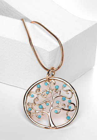 Naszyjnik w złotym kolorze z drzewkiem