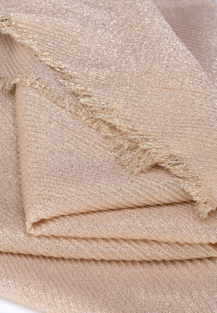 Beżowy kreszowany szal