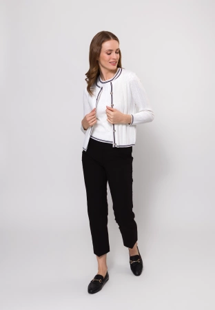 Ażurowy kardigan z ozdobnymi guzikami w kolorze ecru