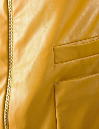 Kurtka z eko skóry w musztardowym kolorze