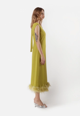 Zielona sukienka z piórami