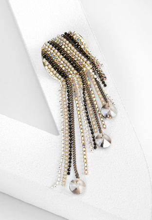 Broszka z łańcuszkowym wykończeniem