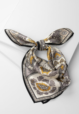 Jedwabna apaszka w odcieniach beżu w orientalny wzór