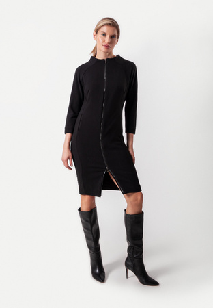 Prosta sukienka ze stójką zapinana na suwak