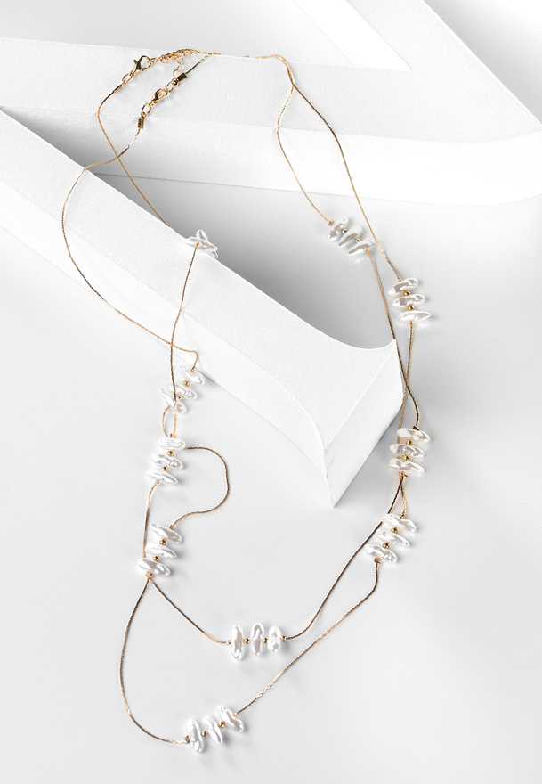 Komplet łańcuszków w kolorze złotym zdobiony perłowymi kamykami