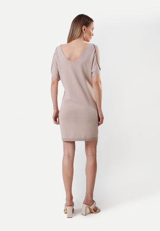 Beżowa dzianinowa sukienka z odkrytymi ramionami