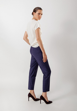 Fioletowe spodnie w delikatną kratę