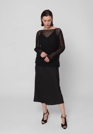 Satynowa sukienka na cienkich ramiączkach