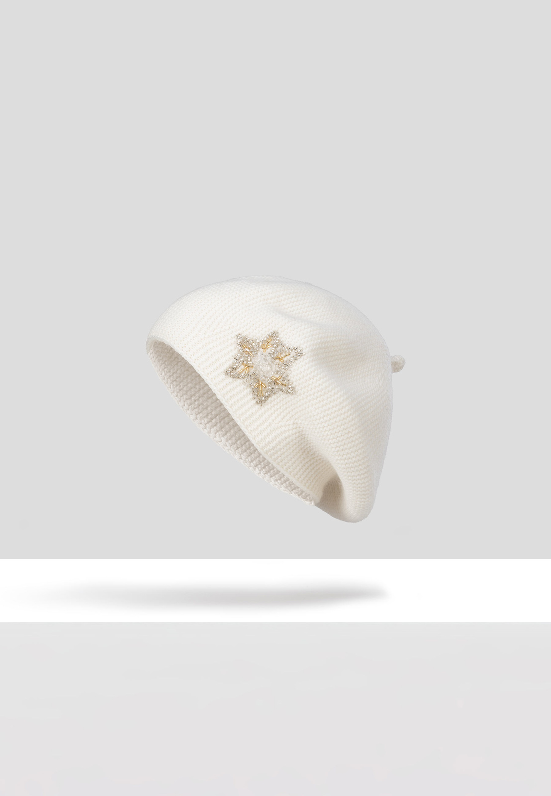 Ecru beret z koralikami