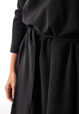 Czarna sukienka wiązana w pasie