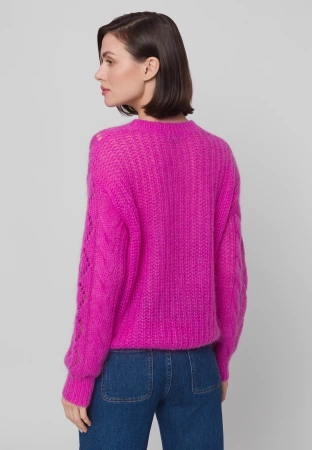 Amarantowy sweter z ażurowym splotem
