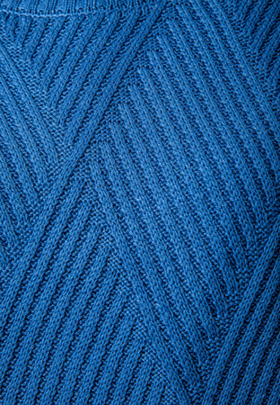 Niebieski półgolf z wzorem w romby