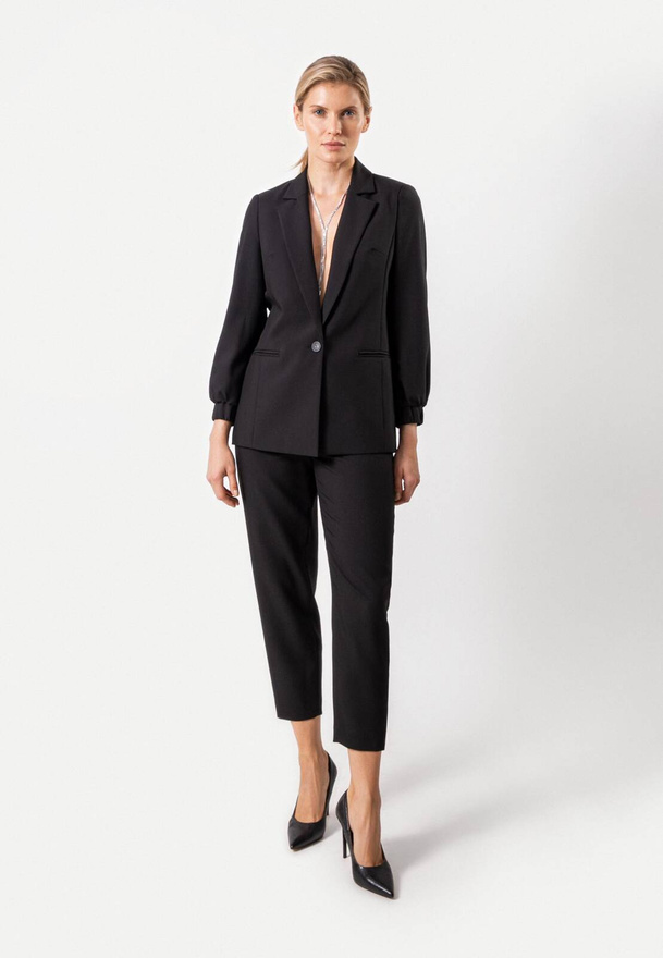 Elegancki czarny żakiet z mankietami