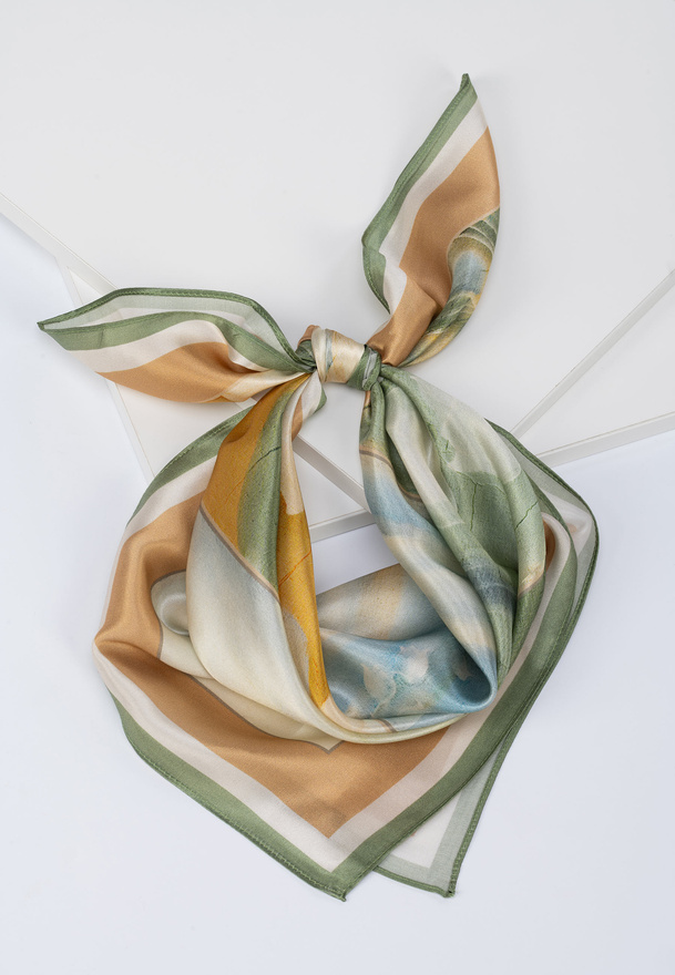 Jedwabna apaszka w kwiaty