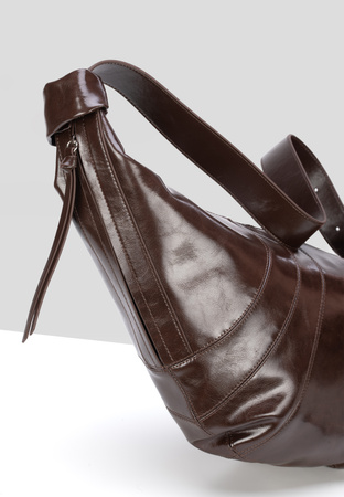 Brązowa torebka nerka z miękkiej skóry