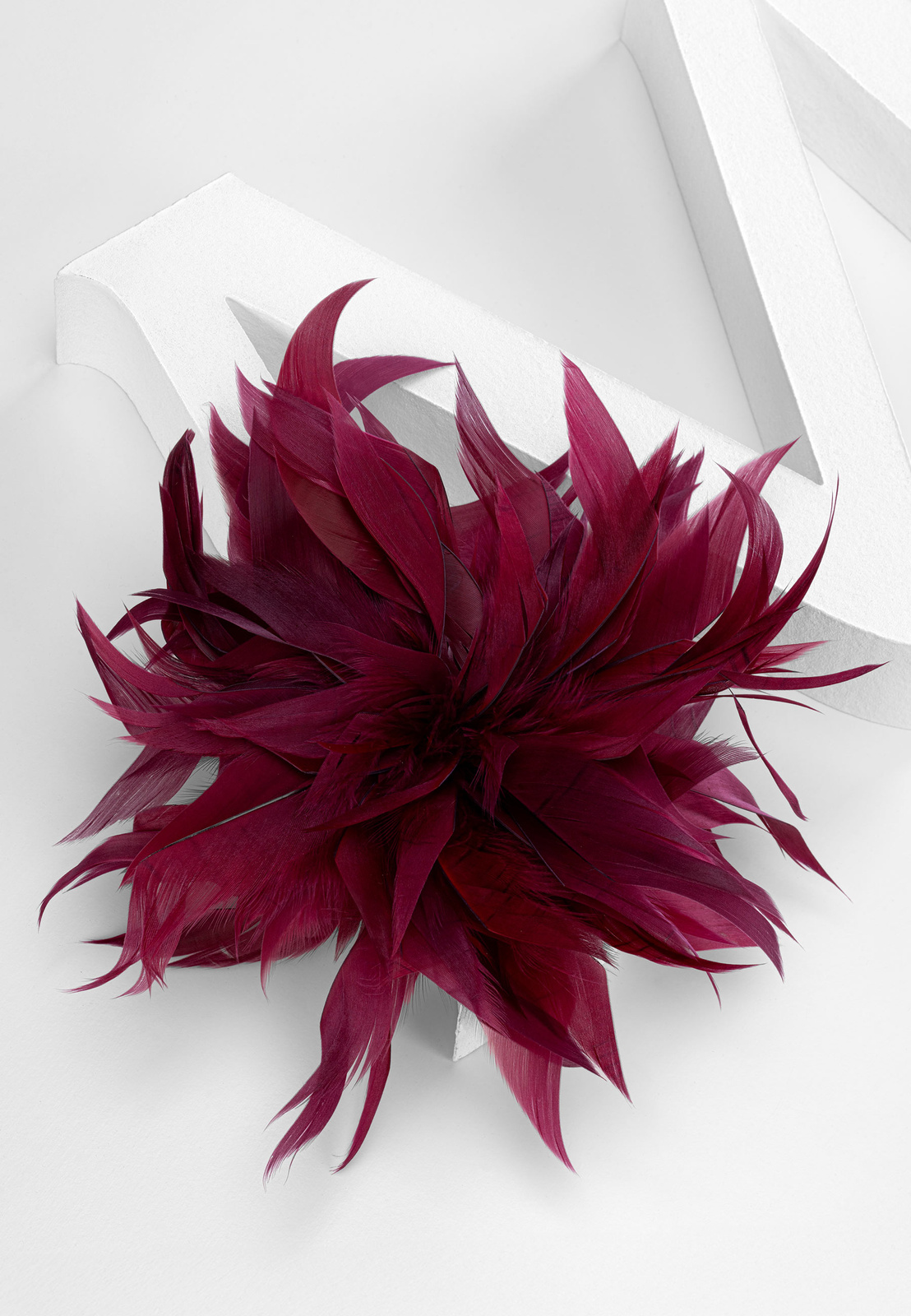 Broszka spinka z piórami w kolorze bordowym