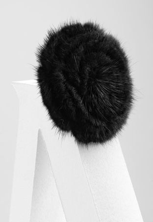 Czarna broszka z naturalnym futrem