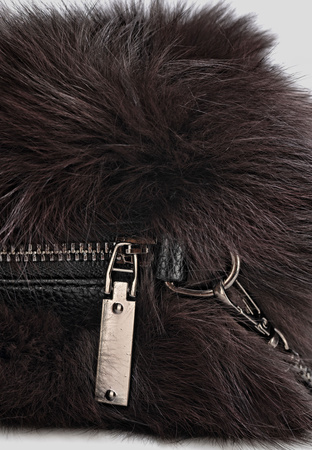 Brązowa torebka mufka z naturalnego futra