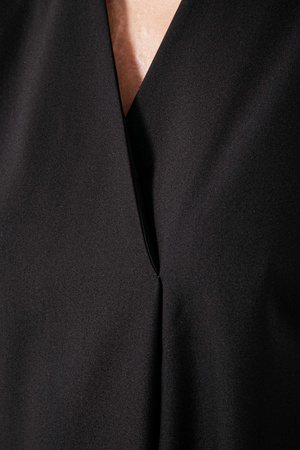 Czarny kombinezon z asymetrycznym przodem o luźnej formie