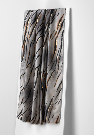 Wiskozowy szal w zwierzęcy motyw