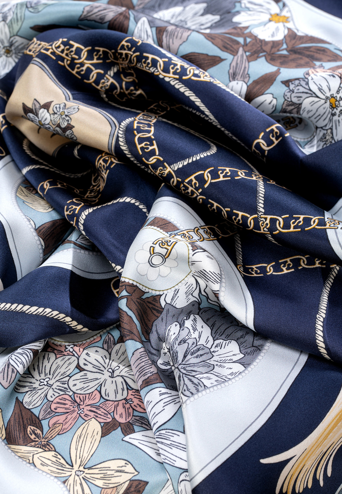 Jedwabna apaszka w oryginalny wzór