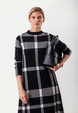 Czarna dzianinowa sukienka w kratę