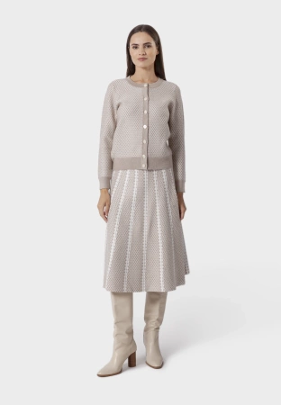 Beżowy kardigan z ozdobnymi guzikami